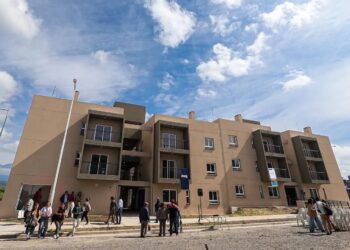 Más de 100 familias de Alto Comedero recibieron los papeles de sus departamentos