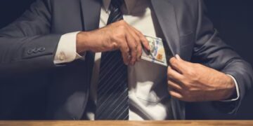 Senadores con sueldos millonarios mientras millones de familias se asfixian